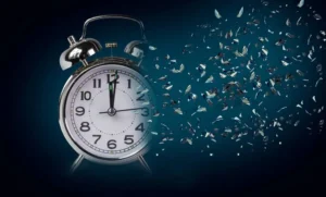 Il tempo nei tarocchi è un concetto sfuggente e fluido, che non segue le convenzioni lineari a cui siamo abituati nella vita quotidiana. Ogni carta può rappresentare un periodo diverso, variando da pochi giorni a molti anni, a seconda della domanda e del contesto della lettura.