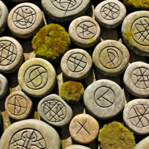 L'antica pratica delle incisioni celtiche racchiude segreti e simbolismi affascinanti, utilizzando rune misteriose per la divinazione e l'autoconsapevolezza.