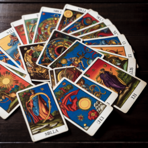 
Le carte delle sibille sono strumenti antichi di divinazione, utilizzati per interpretare passato, presente e futuro attraverso simboli e immagini carichi di significato.